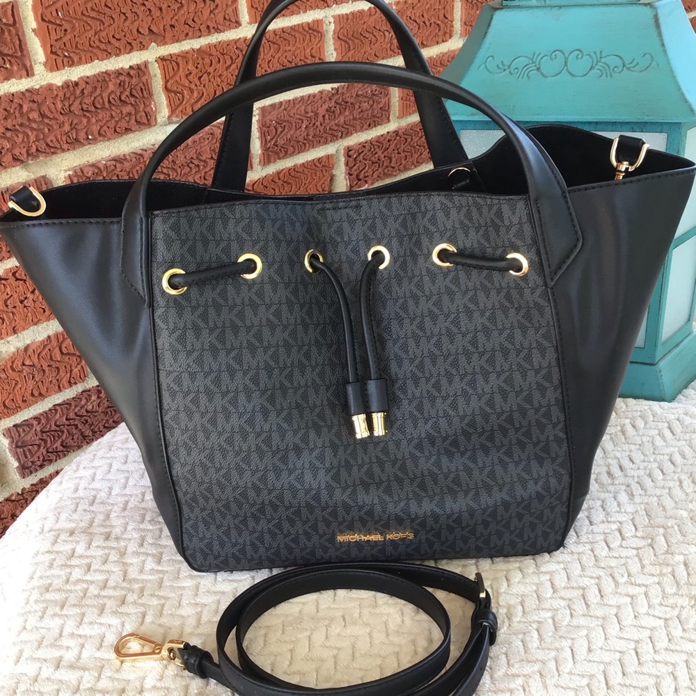 Michael Kors phoebe Lrg logo bucket bag drawstring